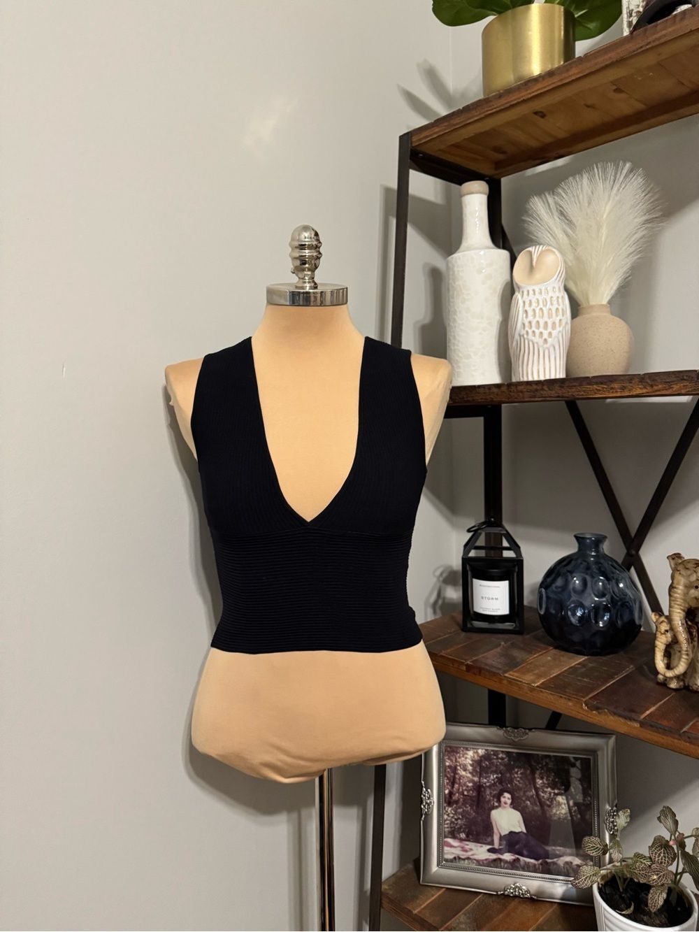 LE' AL.X Black Deep V-Neck Cropped Top Women’s Size XSMALL